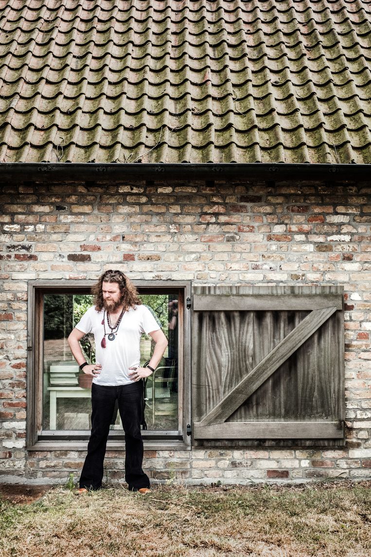 Jeroen Olyslaegers: 'Mijn eigen vader maakte me ooit duidelijk dat het veel gemakkelijker is om te praten met je kleinkind dan met je eigen kind. Ik heb dat altijd weggelachen.' Beeld Bob Van Mol