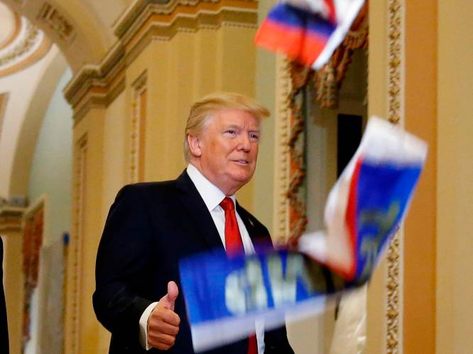 Betoger gooit Russische vlaggen naar Trump: “Trump is landverraad”