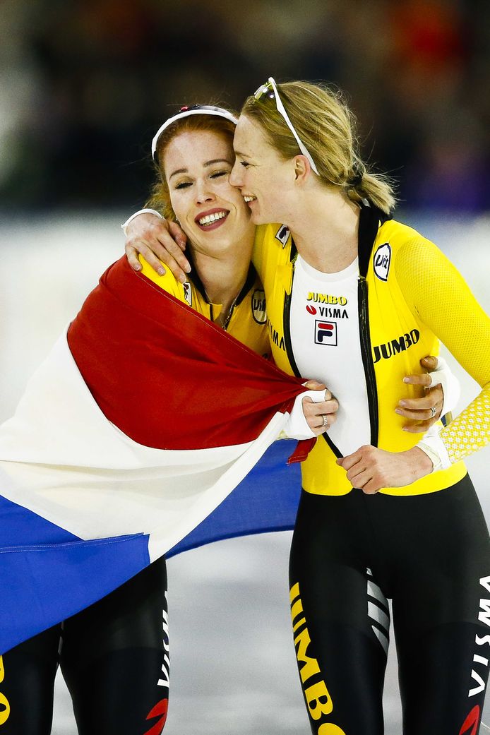 Antoinette de Jong (L) krijgt de felicitatie's van Carlijn Achtereekte na het winnen van het NK Allround.