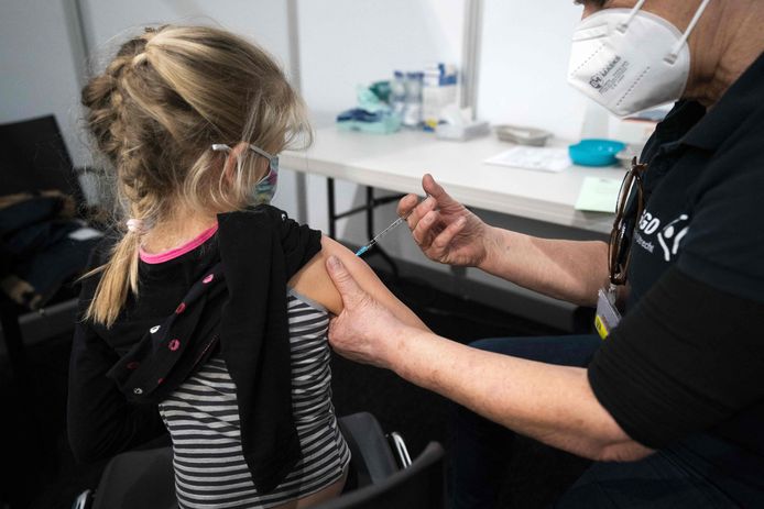 Vaccination d'une petite fille aux Pays-Bas (Utrecht, janvier 2022)