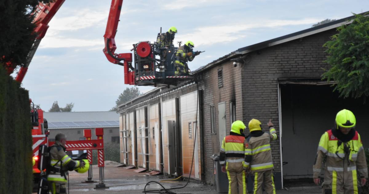 Schuur van champignonkweker in brand in Velddriel | Zaltbommel - AD