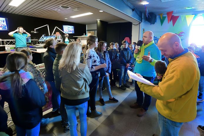 Een week lang is de studio van Radio Peejenland ingericht in dorpshuis Het Kompas. Donderdag kregen de radiomakers van de carnavalsmarathon bezoek van leerlingen van basisschool Uniek. Erwin Kerstens (l) en Ronny van Geel geven antwoord op vragen.