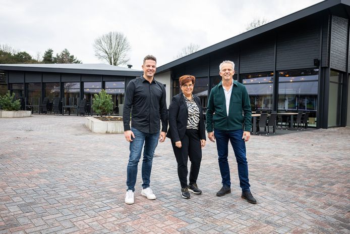 Parkmanager Jos Warringa (links) en eigenaren Mariska en Gerdinand Eshuis hebben de afgelopen winterperiode hard gewerkt om de nieuwe receptie, restaurant en loungebar gereed te maken. ,,Dit willen we regiobreed inzetten.”