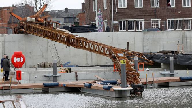 Bouwkraan aan Hasseltse Kanaalkom ligt plots in het water: “Door technische fout is hij gewoon omgevallen”