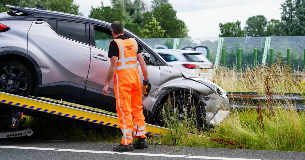 Automobilist raakt macht over stuur kwijt en klapt tegen vangrail op A7 bij Avenhorn