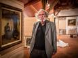 Gastcurator en voormalig directeur van Museum Kempenland Eindhoven Peter Thoben bij het werk ‘Boereninterieur’ van schilder Johannes Embrosius van de Wetering de Rooij. Dit schilderij is vanaf 5 april te zien in de expositie ‘Leefomgeving in verandering’ in Museum 't Oude Slot in Veldhoven.