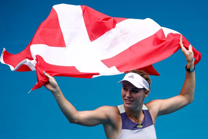 Caroline Wozniacki zwaait in Melbourna af met de Deense vlag.
