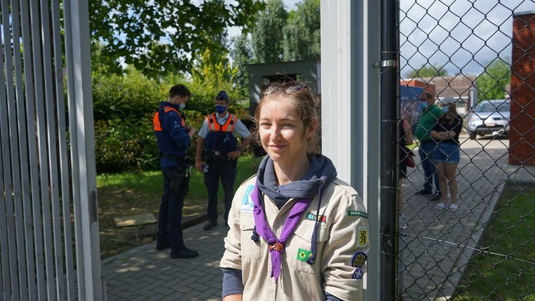 Nouschka Boeykens van Scouts & Gidsen Vlaanderen kwam ter plaatse om de getroffen afdeling bij te staan. Beeld Kristof Pieters