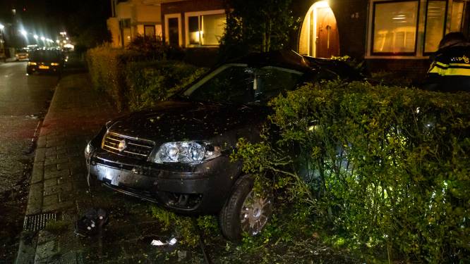 Auto belandt in voortuin in Roosendaal, en dat is niet voor het eerst: ‘Je schrikt je helemaal kapot’