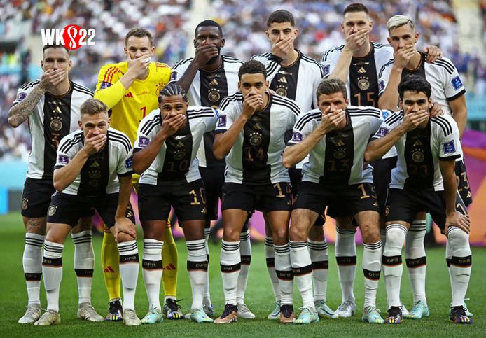 De Duitsers hielden hun hand op hun mond bij de ploegfoto.