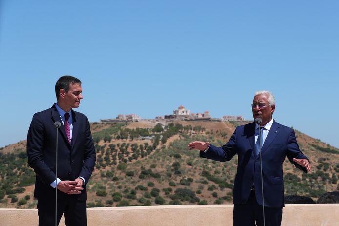 De Portugese en Spaanse premier heropenden de grenzen tussen de twee landen.