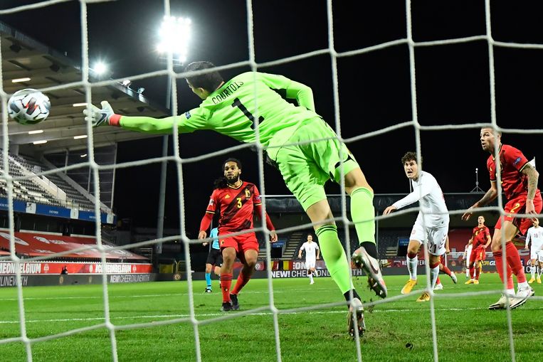 Courtois slikt een goal tegen Denemarken, eind vorig jaar. 