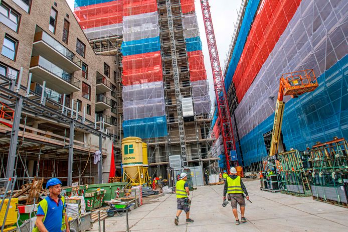 Woningen in het hart van de stad: appartementencomplex de Weverij in aanbouw. Het complex is vrijwel klaar.