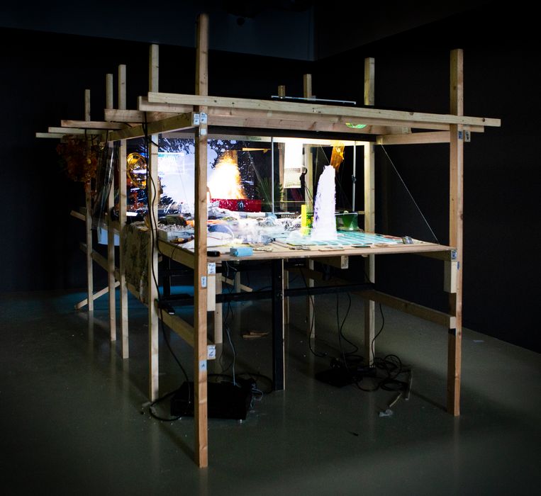  Funda Gül Özcan, It is Time to Say Hello at the East Pole (2016).  Beeld Pauline Marie Niks