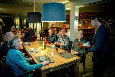 Jong, oud, arm en rijk: Samen eten in het dorpshuis is een hit