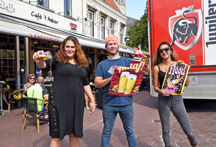 Esther Picavet ('t Raedthuys), Eduard van de Wiele ('t Anker) en Dominique van de Voort (Boozz) zijn niet blij dat carnaval niet doorgaat.