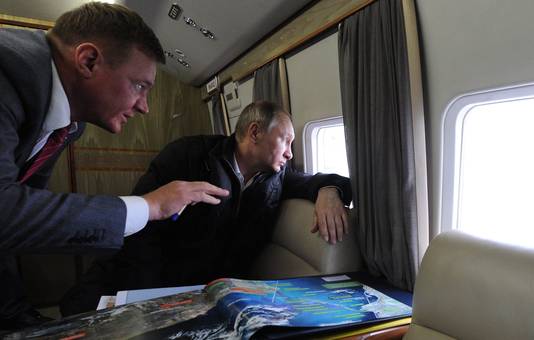 Roman Starovoit met de Russische president Vladimir Poetin op een archieffoto uit 2016.