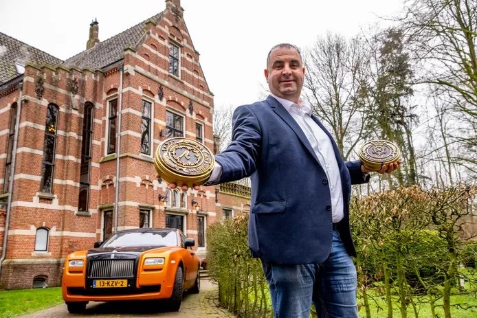 Salar Azimi, hier met zijn eigen merk kaviaar bij kasteel Elderschans in Aardenburg, ontvangt wekelijks tientallen verzoeken om hulp. ,,Soms zit er iets tussen waar ik op in ga.”