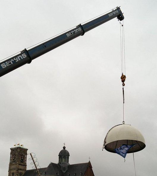 De koepel wordt van het dak verwijderd.