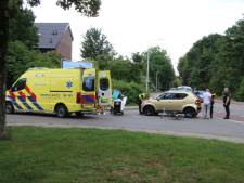 Fietsster botst op afslaande auto in Zutphen, vrouw naar ziekenhuis