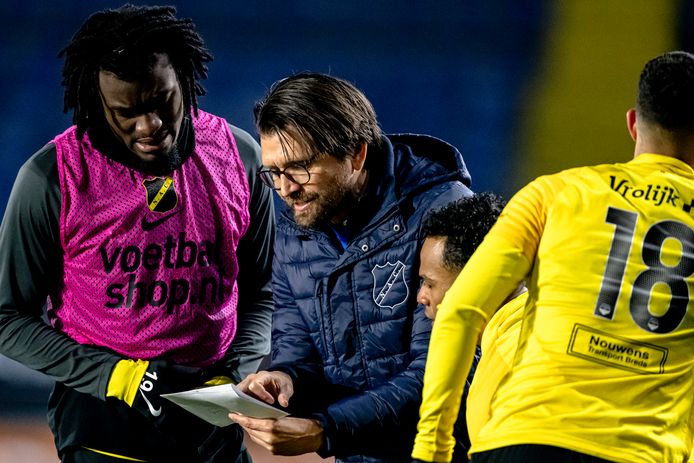 Hyballa bereidt drie wissels voor