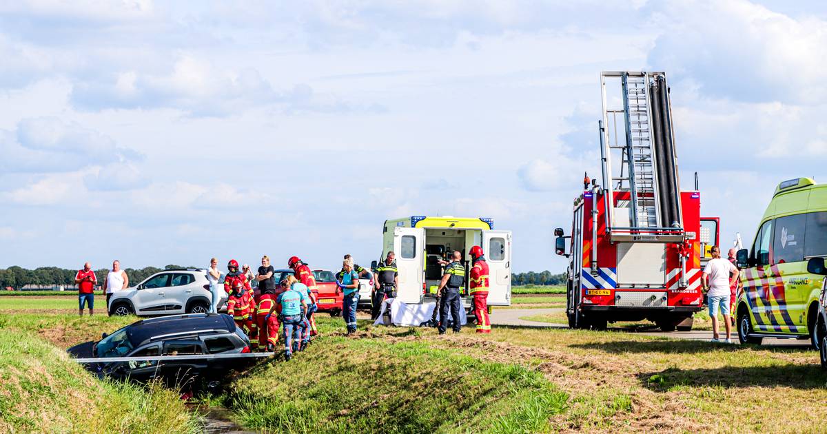 Bestuurder gewond nadat auto met neus sloot in duikt in Roswinkel