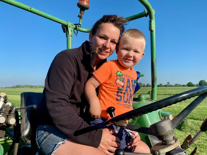 Emmy (36) en Milan (3) Beijer zijn heerlijk samen aan het hooien: het inharken van het gras op een wiers en even later met de opraapwagen mee waarmee boerenhulp Geert Ermstrang rijdt. Milan heeft een topavond.