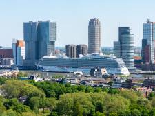 Cruiseschip Emerald Princess met gestrande bemanningsleden onderweg naar Rotterdam