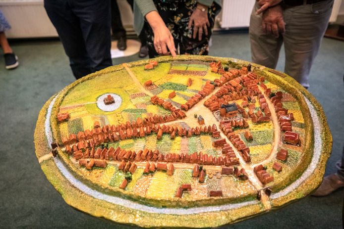 Rijssen in de middeleeuwen met een opmerkelijk detail op het plein voor de Schildkerk.