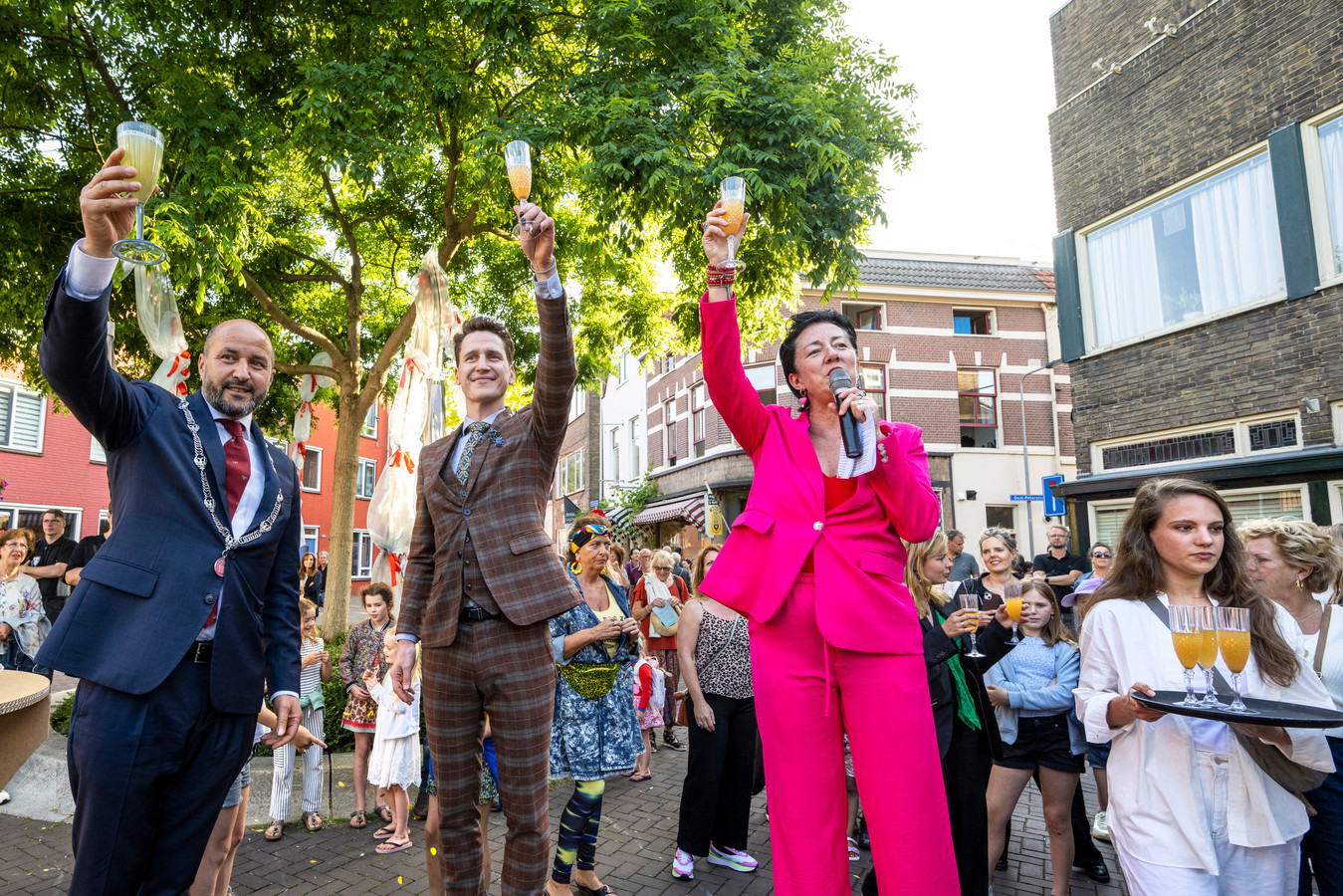 Fashionrupsje Nooitgenoeg deelt vingers uit tijdens bruisende Nacht van ...