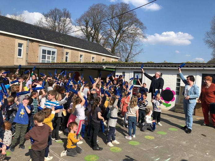 Leerlingen Pepingse scholen ontvangen herbruikbare drinkfles.