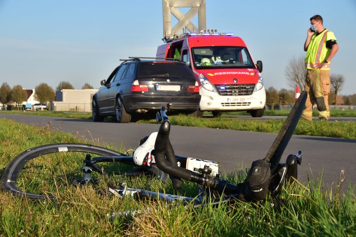 De koersfiets van het slachtoffer brak in twee en belandde in de graskant naast het vrijliggend fietspad, na de botsing op het kruispunt van de Wingenesteenweg met de Smisseweg in Doomkerke (Ruiselede).