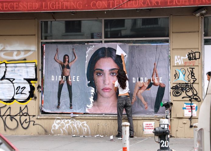 Posters van Lourdes Leon voor het merk Dion Lee in New York.