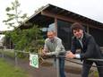 Schepen Yves De Baets en burgemeester Pieter Claeys aan de nieuwe voetbalkantine van Lembeke.