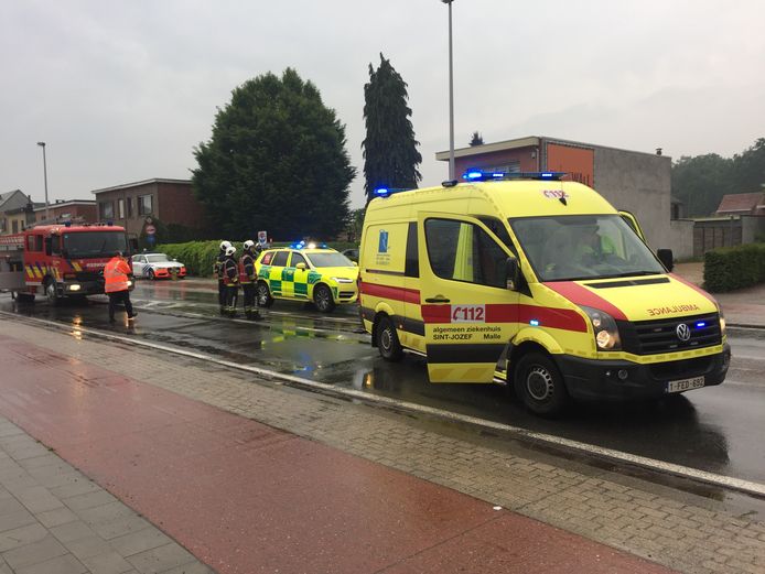 Een 56-jarige vrouw uit Wuustwezel is levensgevaarlijk gewond geraakt.