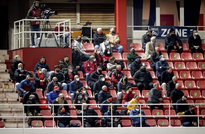 Publiek tijdens de WK-kwalificatiewedstrijd tussen Gibraltar en Nederland in het Victoriastadion op 30 maart in Gibraltar