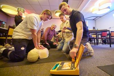 Jongeren in Volkel massaal op cursus reanimeren: ‘Als alleen ouderen de cursus volgen, wie helpt ze 