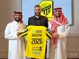 Karim Benzema poseert met het shirt van zijn nieuwe club Al Ittihad.
