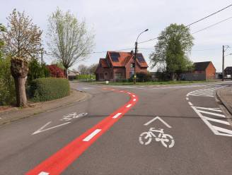 Rode markeringen aangebracht in fietsstraten