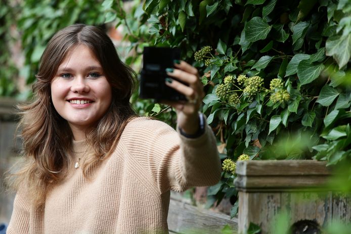 Maegan en haar vlogcamera waarmee ze de filmpjes voor haar YouTubekanaal opneemt.