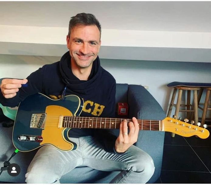Wim Soutaer met de bewuste gitaar die vorige week in Ternat werd gestolen.
