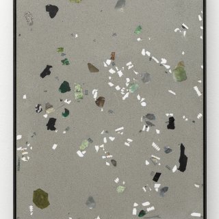 Helende edelsteentjes en gebroken autoruiten zijn de basis voor gladde kunst met beladen achtergrond