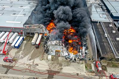 Uitslaande brand bij Axell Logistics in Etten-Leur is onder controle, blussen gaat nog uren duren