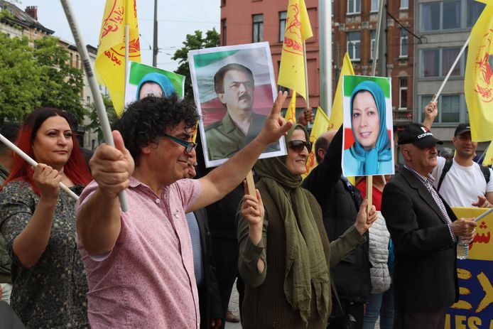 Iraanse bannelingen en supporters van het NCRI hielden vandaag opnieuw, en mogelijk voor de laatste keer, een grote bijeenkomst voor het Antwerpse Vlinderpaleis. De uitspraak van het hof van beroep deed de feestelijkheden losbarsten.