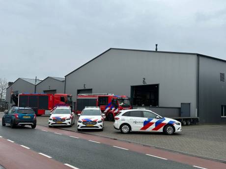 Man raakt bekneld in zaagmachine en overlijdt bij metaalbedrijf in Nijverdal