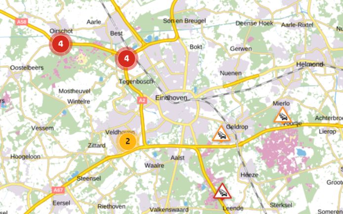 Rondom Eindhoven kon rond 09.00 weinig gereden worden. Op de A67 en A2 wachten bestuurders meer dan een halfuur tot ze weer verder kunnen rijden.