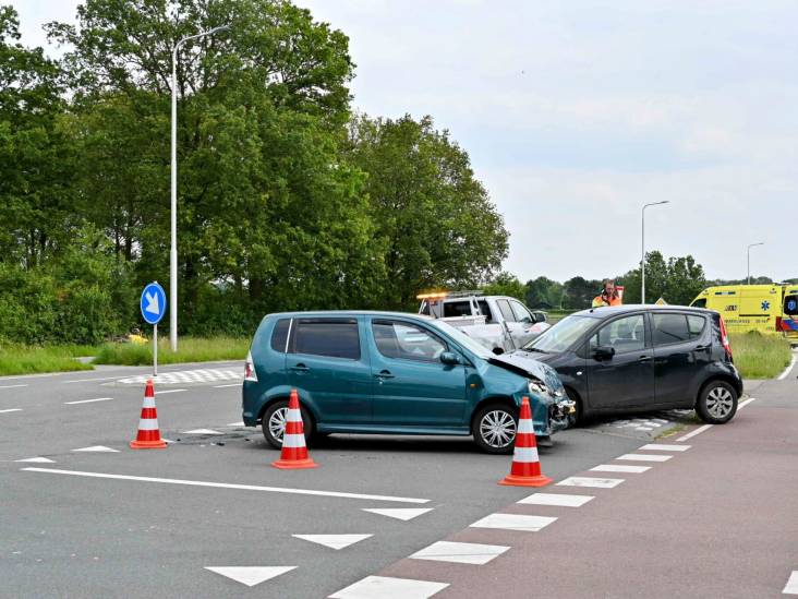 Auto’s botsen op Rucphenseweg in Klein Zundert, persoon raakt lichtgewond