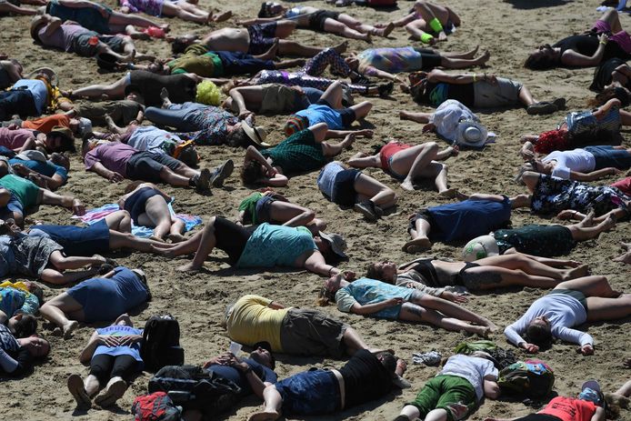 Milieu-activisten van Extinction Rebellion protesteren op een strand in de buurt van de G7-top.