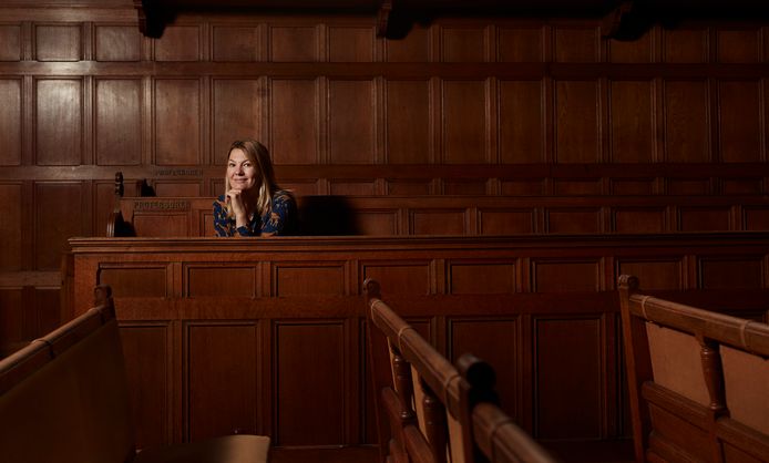 Eveline Crone in het zogeheten professorenbankje in de gerenoveerde kerkzaal van het 16de-eeuwse Leidse Academiegebouw.