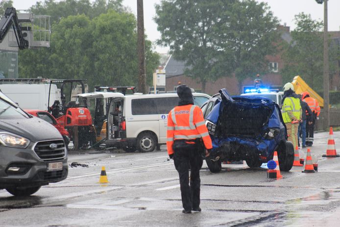 Langs de Torhoutbaan in Ichtegem gebeurde vrijdag rond 16.30 uur een ongeval tussen een personenwagen en een politiecombi die prioritair reed.